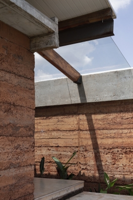 http://federicocairoli.store/files/gimgs/th-341_16_Vivienda Muro Tierra - © Federico Cairoli (low).jpg