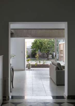 http://federicocairoli.store/files/gimgs/th-387_01_Casa para Jorgelina - © Federico Cairoli (low).jpg